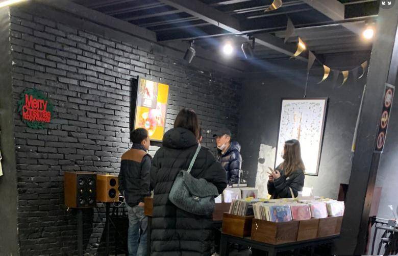 反差大！李亚鹏与小女友好事连连，王菲却被曝