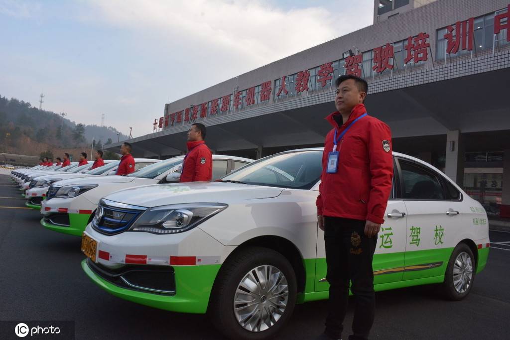 该车队共配备10台新能源机器人教练车(含8台训练车,两台考试车).