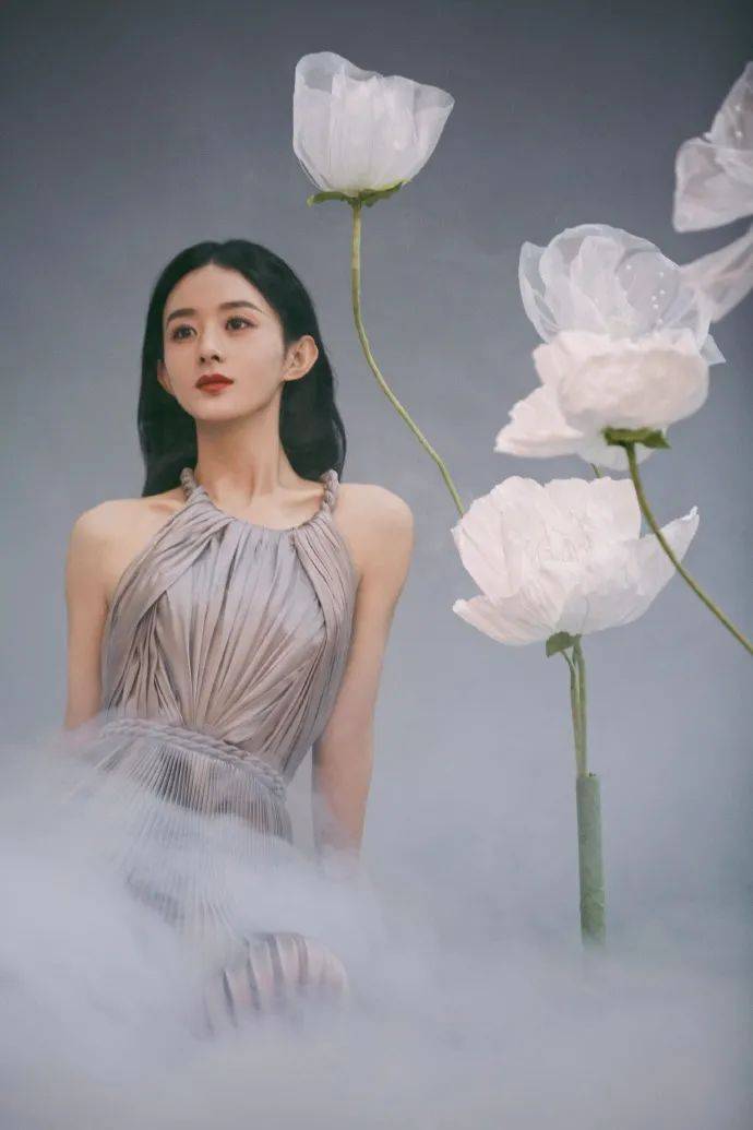 赵丽颖眼窝太深显老，其实她天生就这样，杨幂