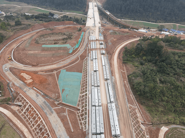 荡平沟壑向坦途平益高速公路建设走笔