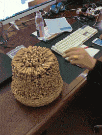 这吸烟的哥们是不是有强迫症呀,烟头都码的整整齐齐