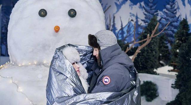 萧亚轩与男友在雪地里"露营",两人拥抱取暖,亲密耳语画面超甜