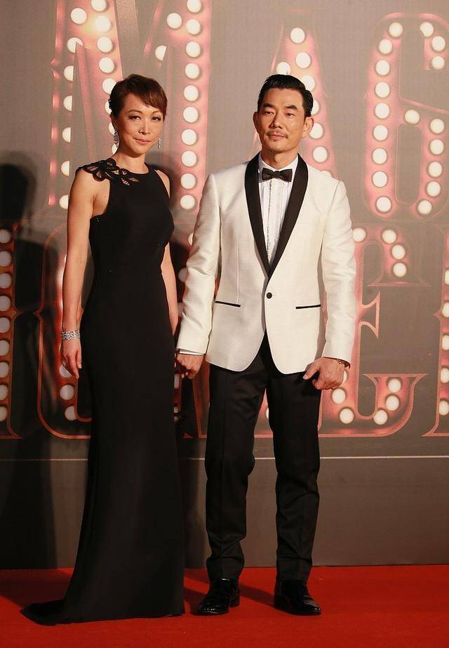 任贤齐与妻子罕同框，十指紧扣贴心搀扶护妻，