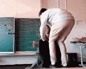 搞笑gif段子:编辑真的不能在这种椅子上面玩游戏!