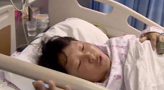 做完手术就被推进了重症监护室,疼痛让她手不时的出现抽筋,爸爸一直