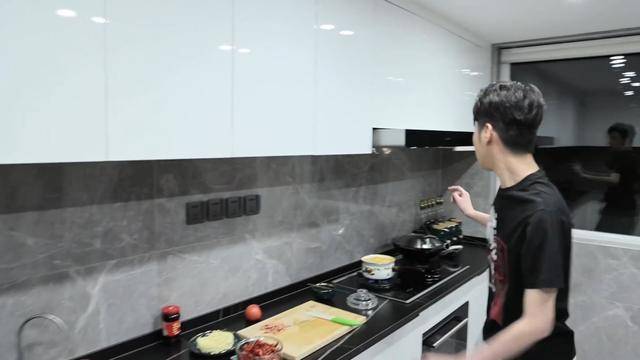 原创参观张云雷的豪宅生活中是个精致的男生厨房装修的好似样板间