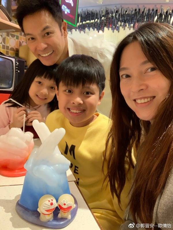 郭晋安41岁妻子晒健身照,川字腹肌抢眼,结婚14年仍冻龄如少女