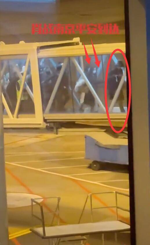 肖战抵达南京 d09c0750bcc5475799ee4052faba018d.jpeg