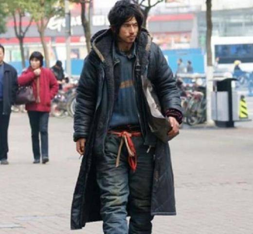 原创当年因"太帅气"走红的犀利哥,回家后开始做慈善,他现状如何了