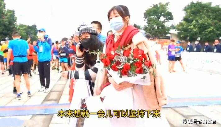 步行街男穿婚纱求婚_长沙步行街图片(3)