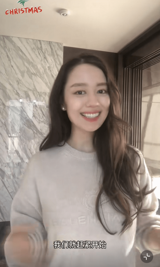 吉娜素颜怀孕后皮肤更好了,素颜直面镜头,仍然有衶仙女感