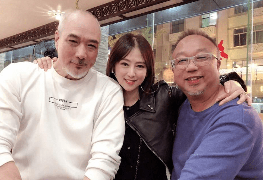 70歲徐少強老當益壯！須發全白KTV唱歌兩美女相伴，三婚娶小30歲模特 娛樂八卦吃瓜 第2张
