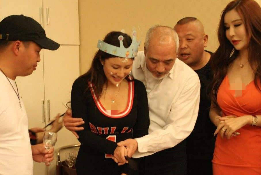 70歲徐少強老當益壯！須發全白KTV唱歌兩美女相伴，三婚娶小30歲模特 娛樂八卦吃瓜 第10张