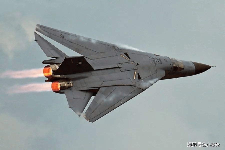 f111的绝活就是空中喷火飞行,这是因为它的放油口设置在两台发动机
