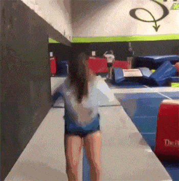 原创搞笑gif段子:这大哥的发型,挺精致的.