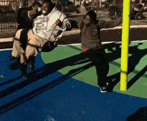 搞笑gif段子:编辑闺蜜的套路实在有点深,别人都是扔气球,你居然带水