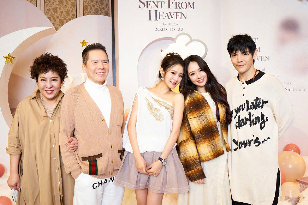 郭碧婷现身安以轩女儿满月宴，产后状态变化明