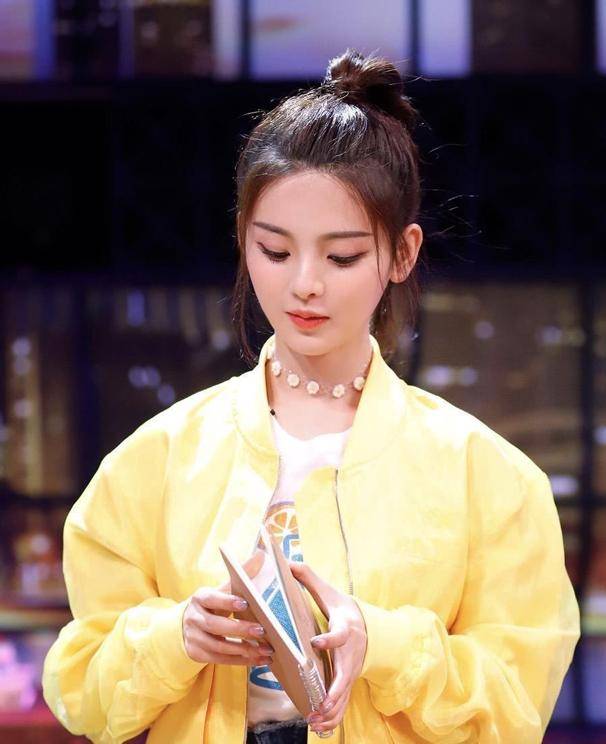 22岁杨超越成圈内交际花？见龙丹妮搂抱热聊，老
