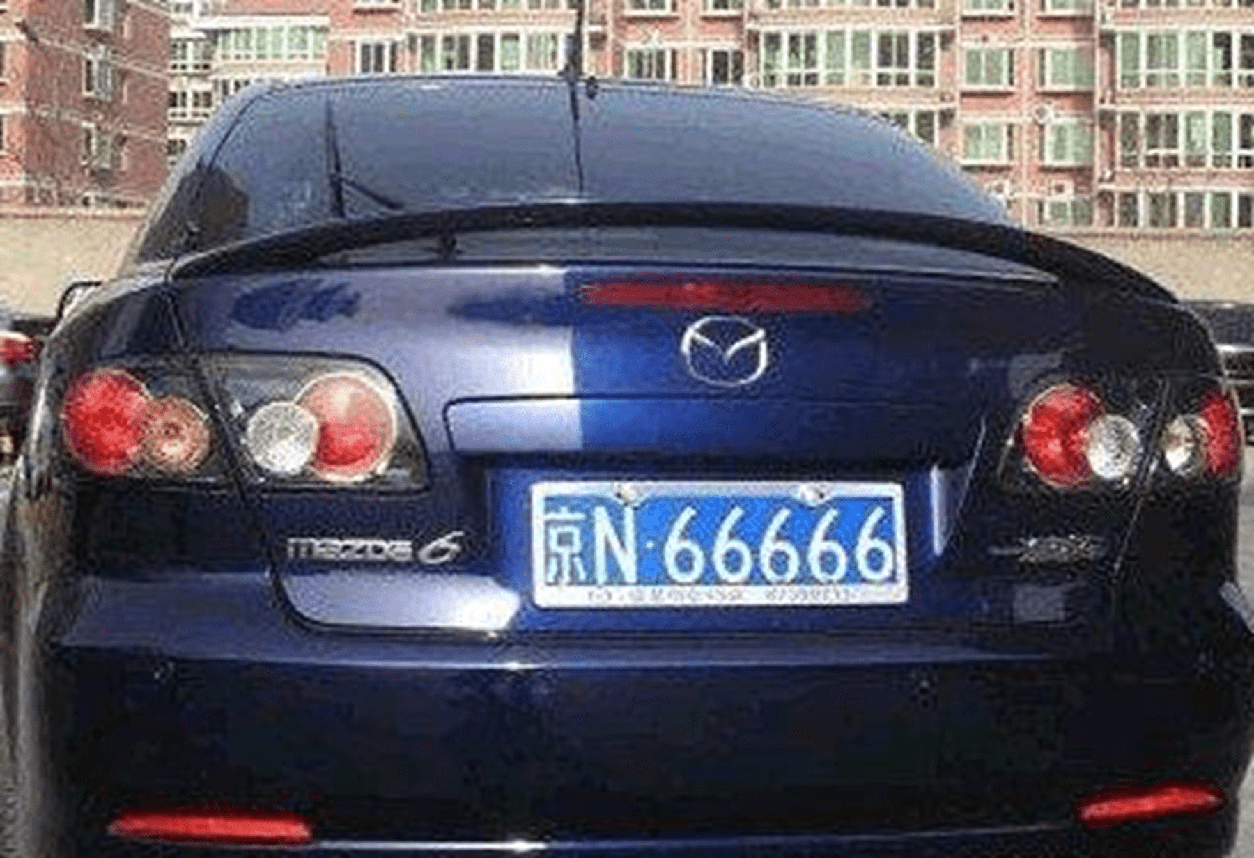 只见车牌后面的数字是