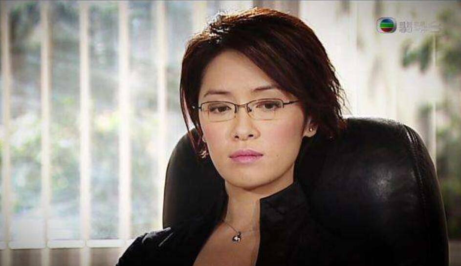 向華強侄女曾與成龍緋聞，46歲寒冬穿短裙商演身材曼妙，一雙筷子腿搶鏡 娛樂八卦吃瓜 第5张