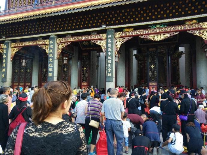 为什么国外的教堂祷告免费，中国寺庙烧香却要收钱？原因让人气愤
