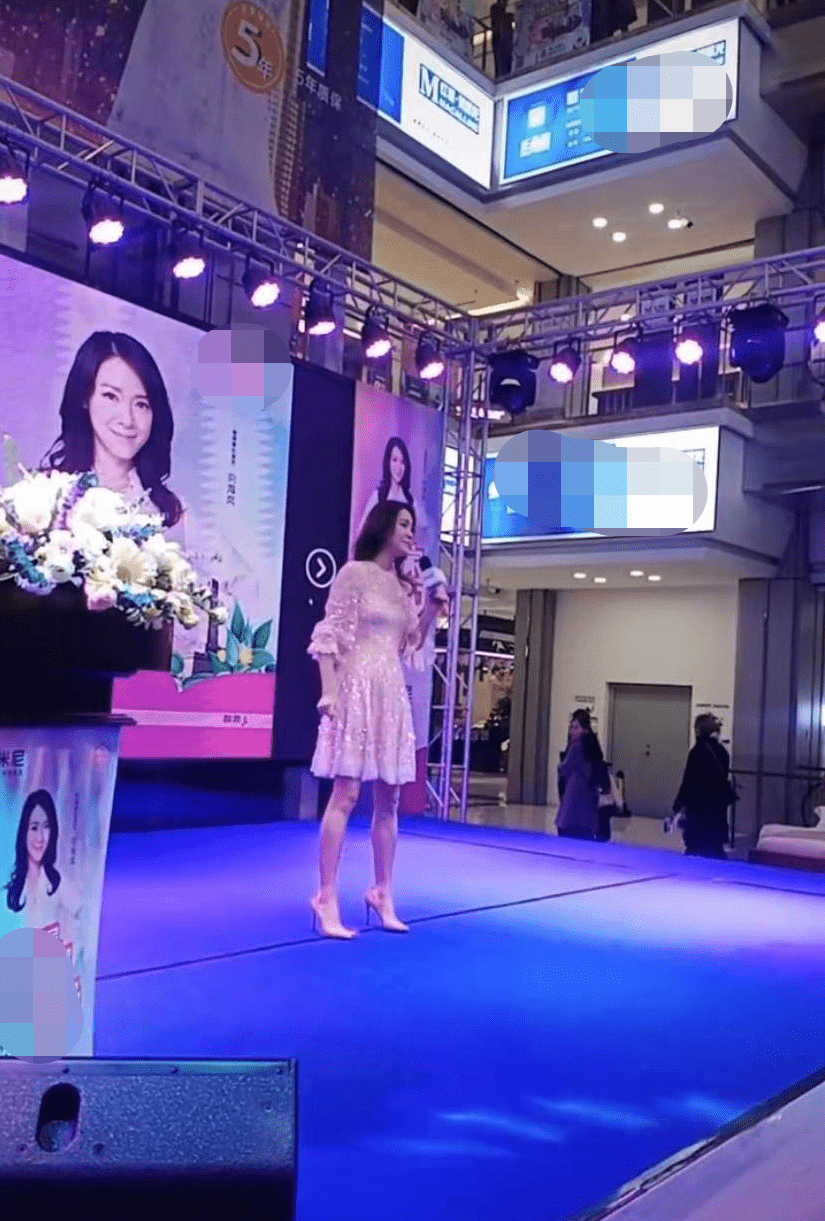 向華強侄女曾與成龍緋聞，46歲寒冬穿短裙商演身材曼妙，一雙筷子腿搶鏡 娛樂八卦吃瓜 第7张