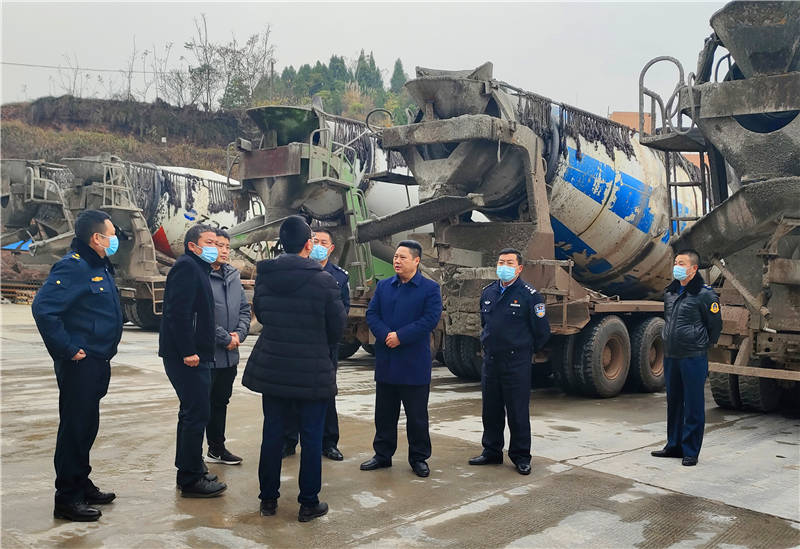 办主任何灏,住建局副局长程鹏,交警大队大队长张明,运管局局长彭明庆