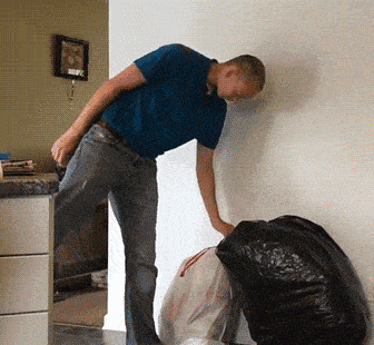 搞笑gif段子今天这钱亏了太狠了都吐血了