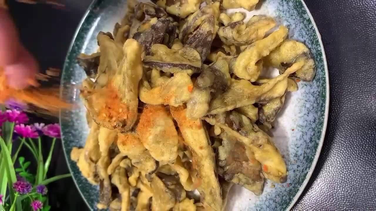 炸蘑菇时,注意以下5个环节,外酥里脆香辣咸香,既下饭又下酒!