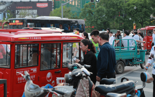 老年代步车排行榜_拒绝老年代步车4款适合老人的小型两厢车推荐(2)