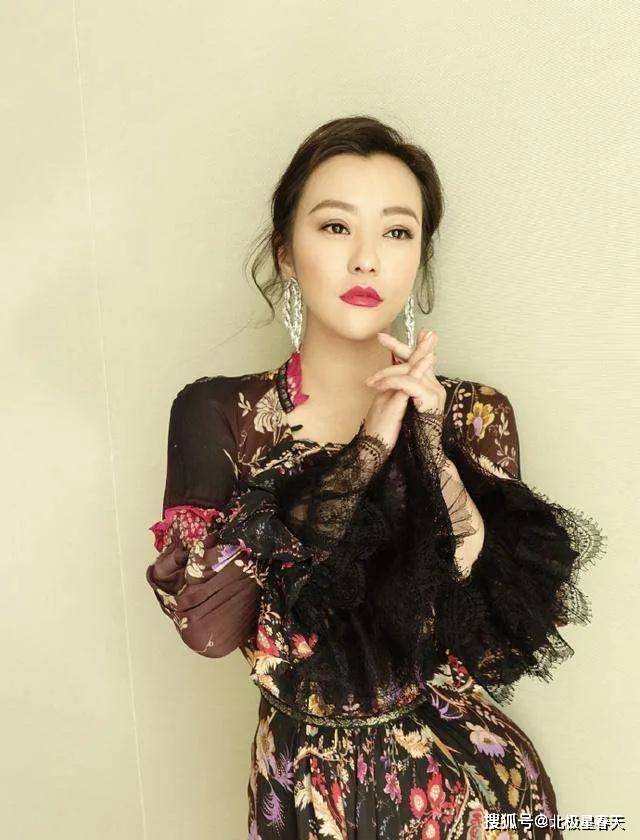 郝蕾身穿长裙似少女，傲人三围太迷人！