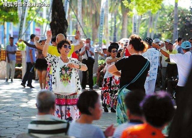 “我花我10万养老钱旅游，咋了！”儿子一句话，7旬老人瞬间沉默