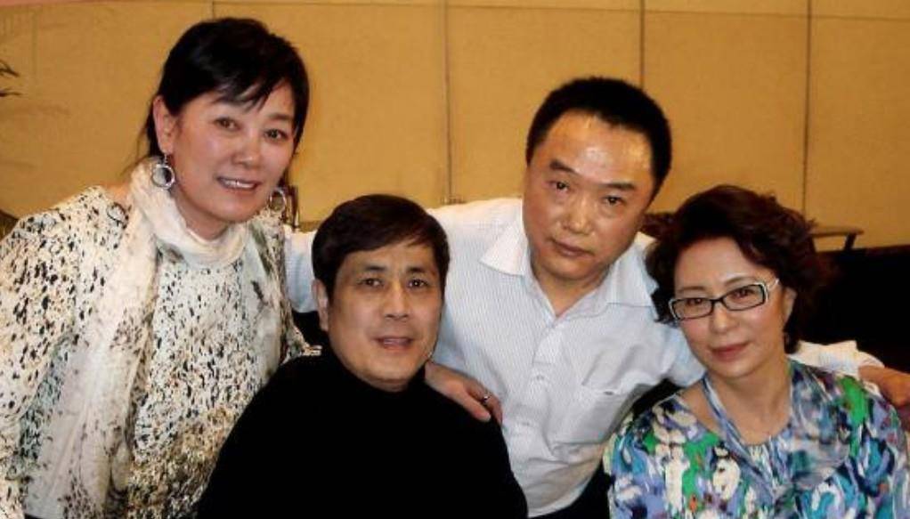 其实刘佳的丈夫也不是一般人,是隶属于央视,电视剧制作中心主任.