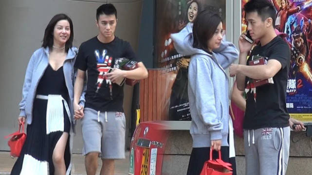 何超莲窦骁约朋友过圣诞,两人依偎一起高调放闪