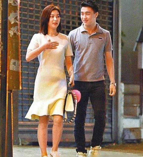 何超莲窦骁约朋友过圣诞,两人依偎一起高调放闪