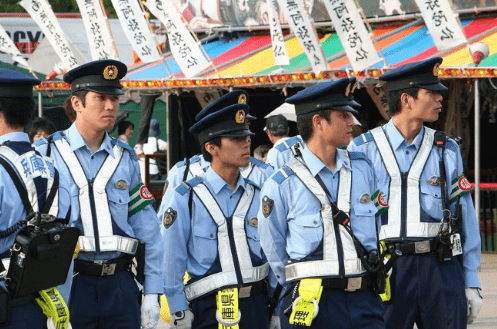 原创哪个国家的警服好看意大利的警察披风加拿大女骑警的红色制服