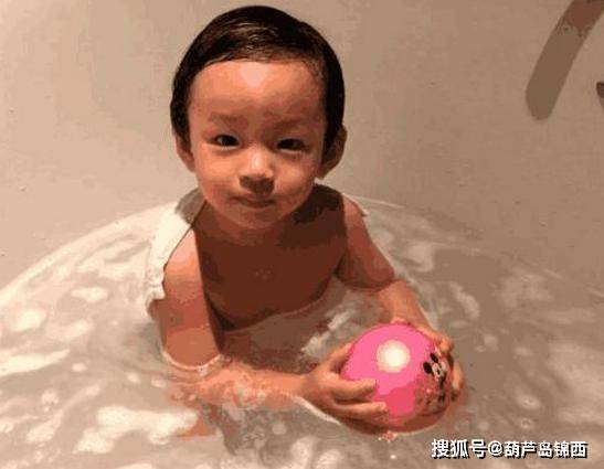 带你看看汪小菲一家住的豪宅,墙面只刷了白漆,简单又幸福