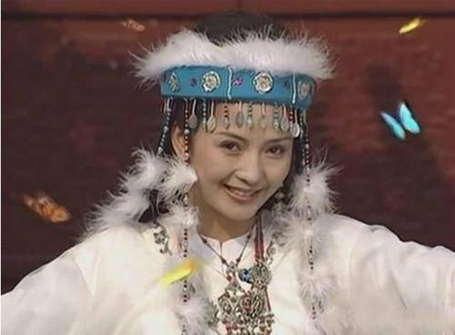 63岁张铁林入戏太深,处处留情女大学生,还是我们的"皇阿玛"?_侯俊杰