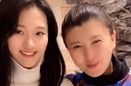 亲手拔掉父亲氧气管,曾红过赵本山的她如今却惨遭网友抵制!