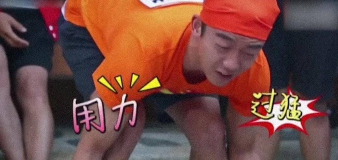 男主持人裤子意外被踩掉满脸羞涩直呼都被看光光了引全场狂笑