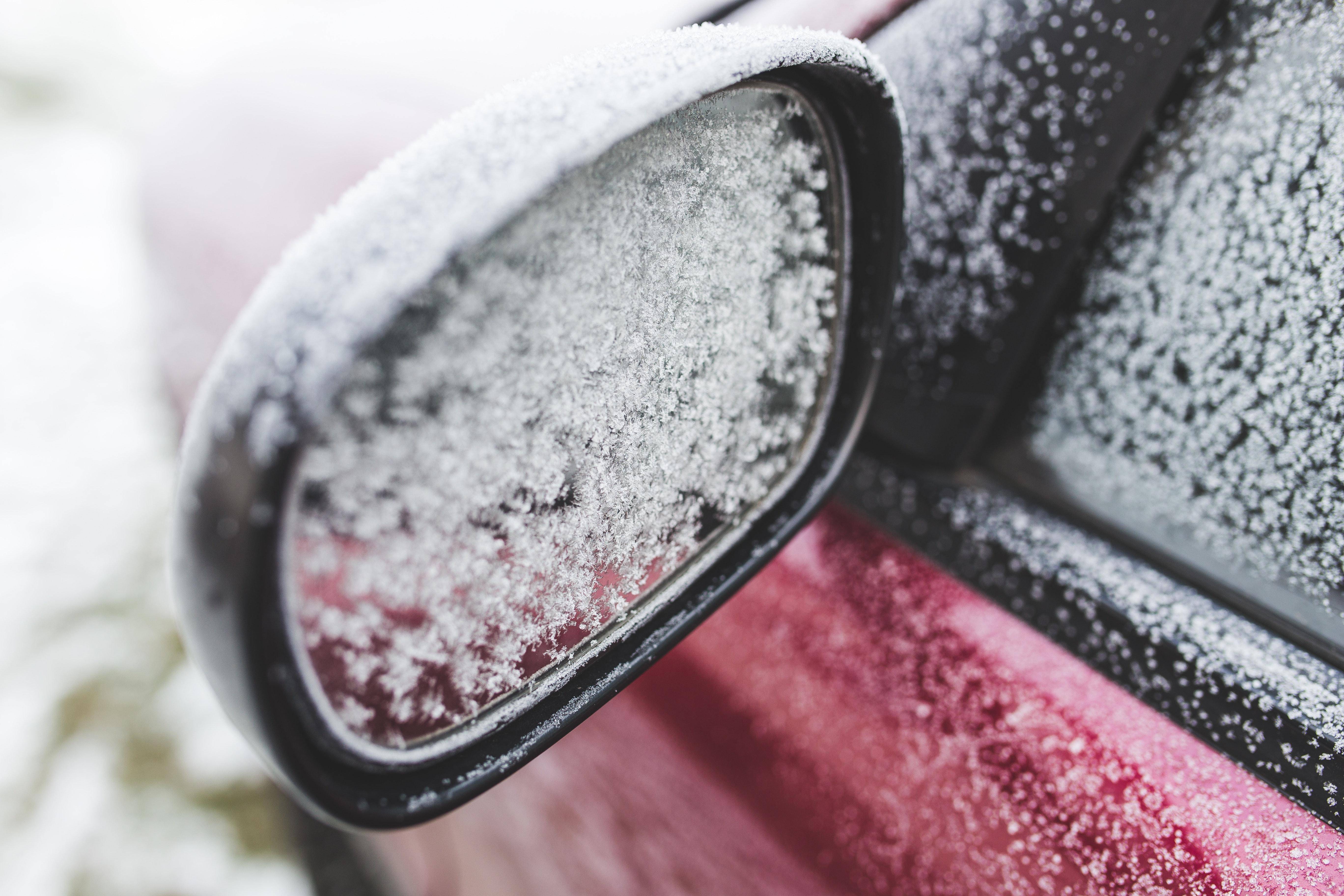 雨雪天气汽车车窗结冰,可以试试这几种办法,都很好用