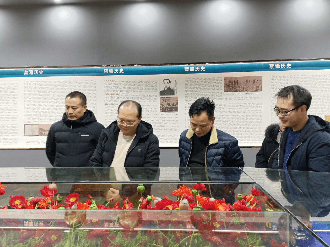 市禁毒委副主任,市教育局副局长杨贤东在县禁毒基地