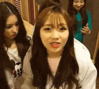 搞笑gif段子:公司新来了女同事,你还要辞职吗