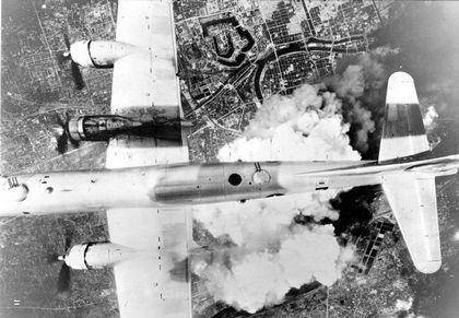 原创1945年广岛原子弹大爆炸时,b29飞机惊心动魄的45秒大逃亡