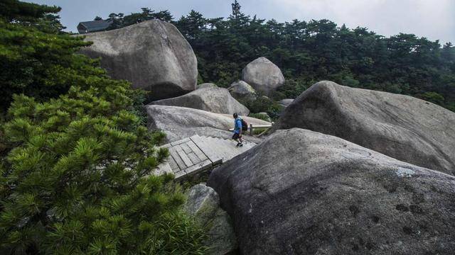 别样旅游 通过索道游览天柱山世界地质公园