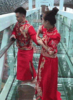 原创搞笑gif段子孩子看样子今天真的是饿了吃的干干净净呀