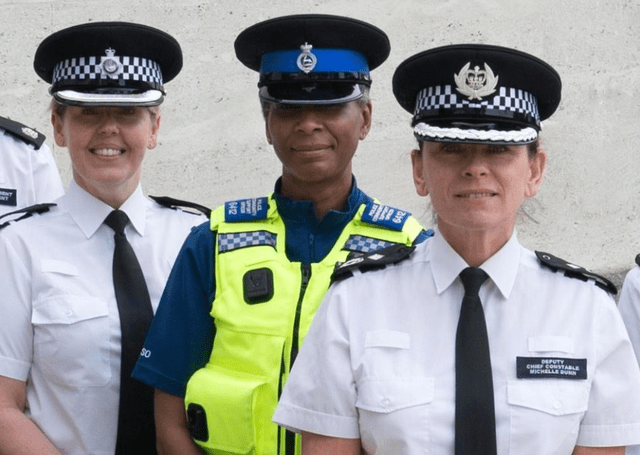 英国警察制服,衬衣外面穿防弹衣,女警的领巾很有特色