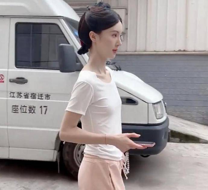 大家都知道明星们为了事业不得不长期保持苗条瘦长身材,但金晨减肥成