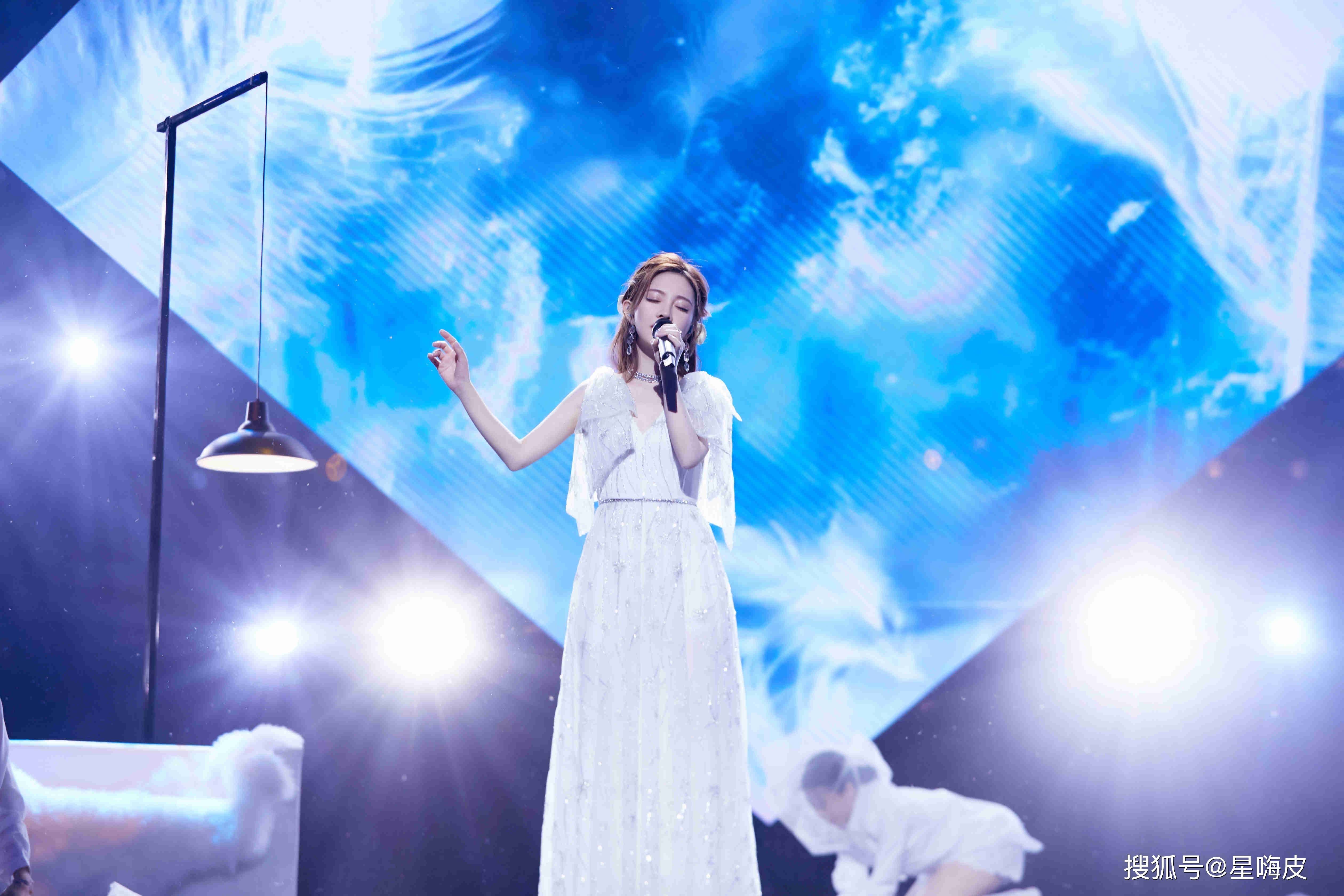 冯提莫 宇宙打歌中心 深情献唱新歌 自己 倾听内心 音乐