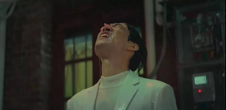 2020年最后一部国产喜剧,就看它了!_鲍抱